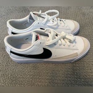 NWT Nike Blazer ‘77 low top sneaker boys 7 - black and white